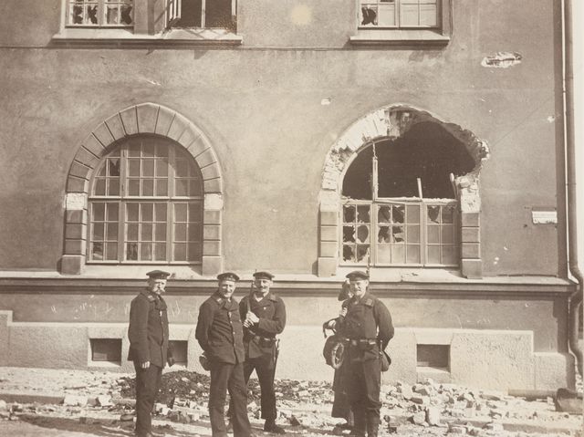 Soldiers in front of the bombed Borgström tobacco plant