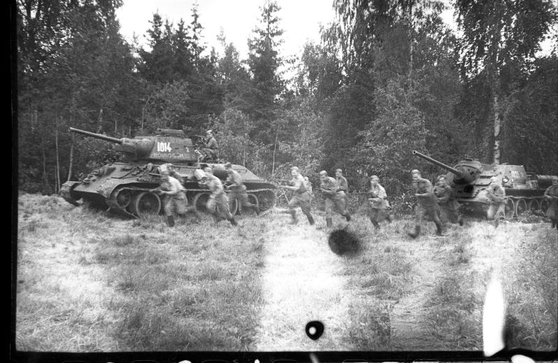 Eesti Laskurkorpuse tankid (tankikolonnist "Nõukogude Eesti eest") rünnakul 1944.a.