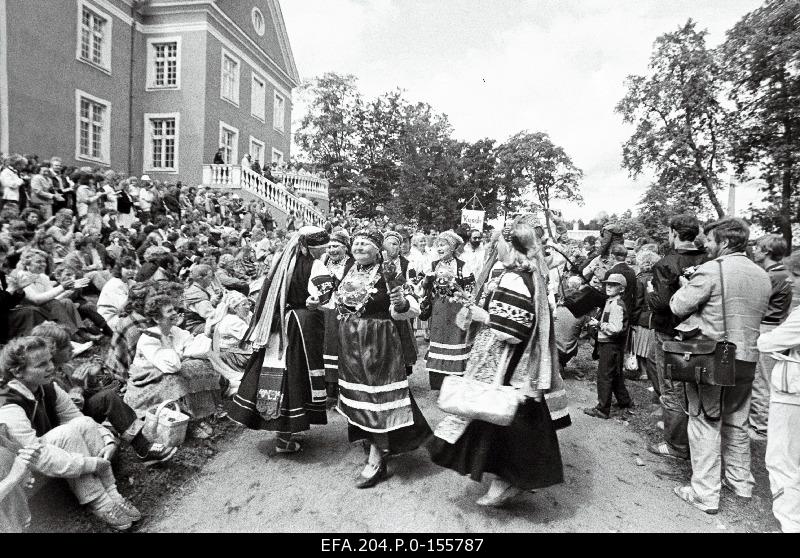 Folklore festival “Viru säru” participants train walk at Palmse Manor.