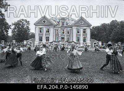 The 15th anniversary of the Lahemaa National Park is dedicated to the presentation of the participants of the folklore festival Viru shirt in front of the Palmse Manor building.