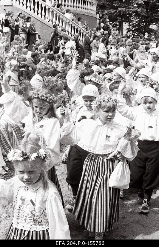 Folklore festival “Viru säru” participants train walk at Palmse Manor.