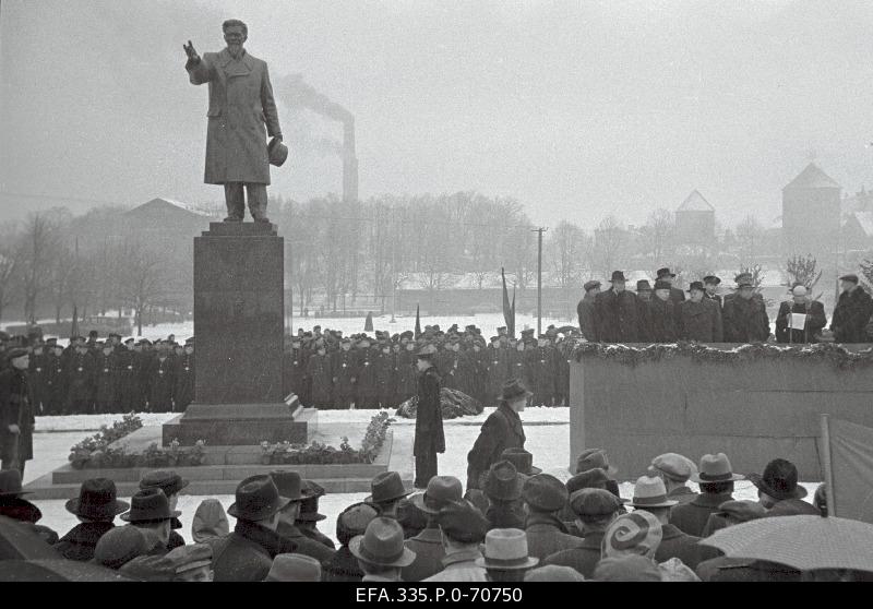 View of the opening of the Memorial pillar of m. I. Kalinin in the Tower Square.