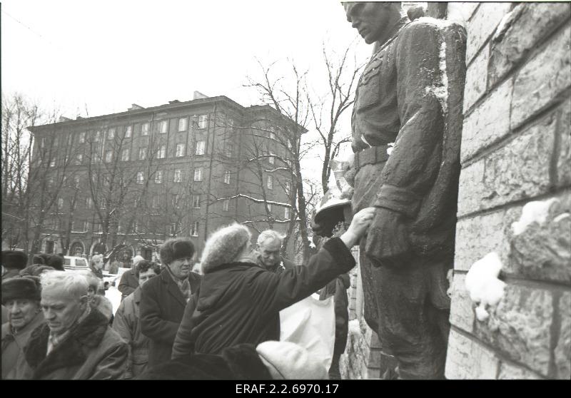 The 45th anniversary of the defeat of the German occupation of Tallinn is celebrated at Tõnismäel’s Tallinn Liberation Monument (Pronx Warrior). Flowers are placed on the monument
