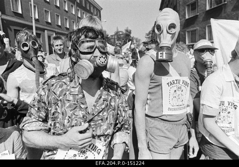 The organised run of the Estonian Green Movement through the city of Tartu in gas masks and respirators to highlight the need to improve the city's air environment.