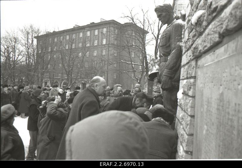 The 45th anniversary of the defeat of the German occupation of Tallinn is celebrated at Tõnismäel’s Tallinn Liberation Monument (Pronx Warrior). Flowers are placed on the monument