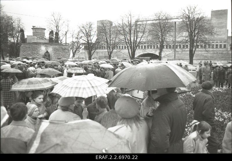 The 45th anniversary of the defeat of the German occupation of Tallinn is celebrated at Tõnismäel’s Tallinn Liberation Monument (Pronx Warrior). Accumulated crowd