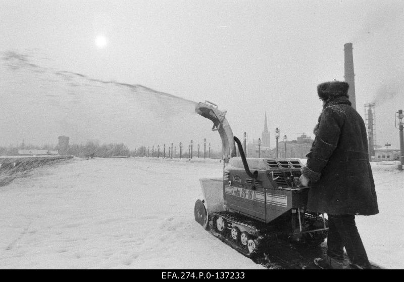 V. I. Lenini nim. Cleaning the first snow of the Tallinn Culture and Sports Palace.