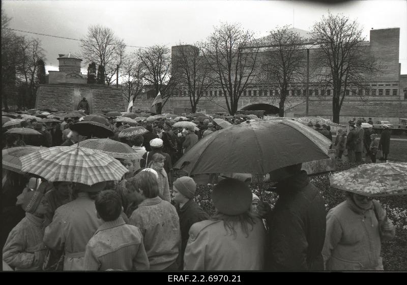 The 45th anniversary of the defeat of the German occupation of Tallinn is celebrated at Tõnismäel’s Tallinn Liberation Monument (Pronx Warrior). Accumulated crowd