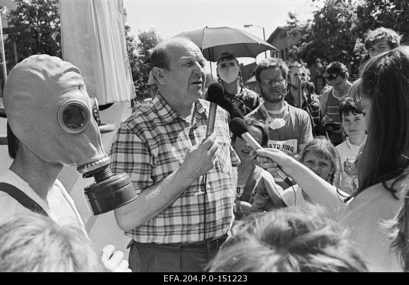 In the organised midinging of the Estonian Green Movement, Ilmar Ulp, Director of Tartu Lihakombinat reports to the inhabitants of the city of Tartu on the pollution of the air environment by the company.