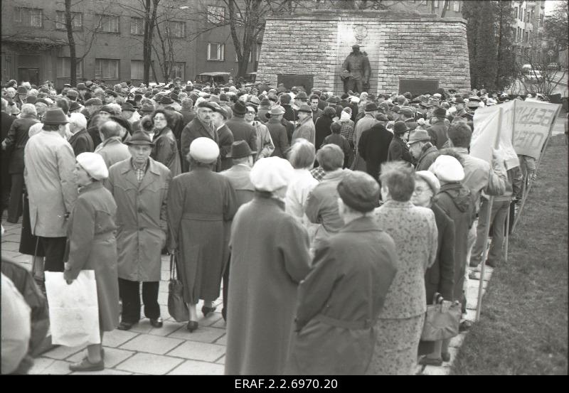 The 45th anniversary of the defeat of the German occupation of Tallinn is celebrated at Tõnismäel’s Tallinn Liberation Monument (Pronx Warrior). Accumulated crowd