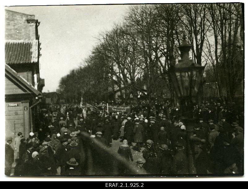 1 May demonstration in Tallinn in 1927. The people are moving along the Toompuiestee to the Paldiski highway.