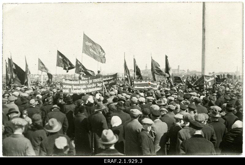 1 May demonstration at the Stroom beach in Tallinn in 1927.