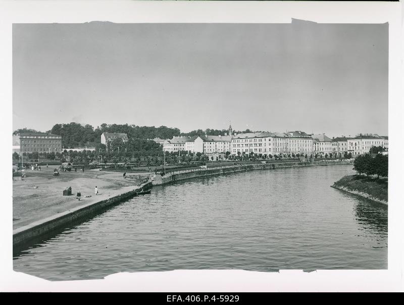 On the shore of Emajõe.