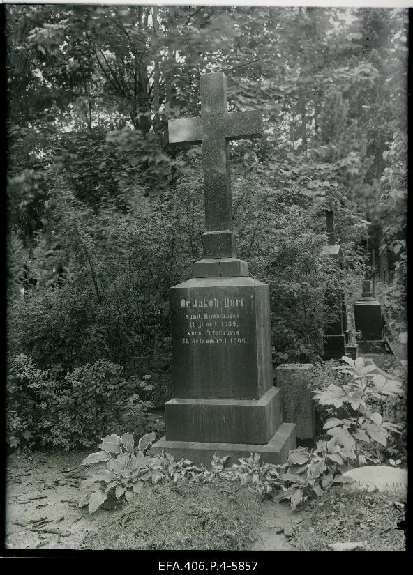 The tomb monument of the language scientist and socialist Jakob Hurda on the cemetery of Mary.