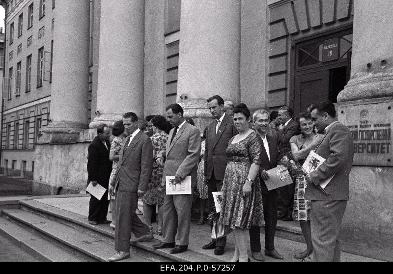 Guests who arrived to the Estonian Soviet Art Week in front of the Tartu State University.