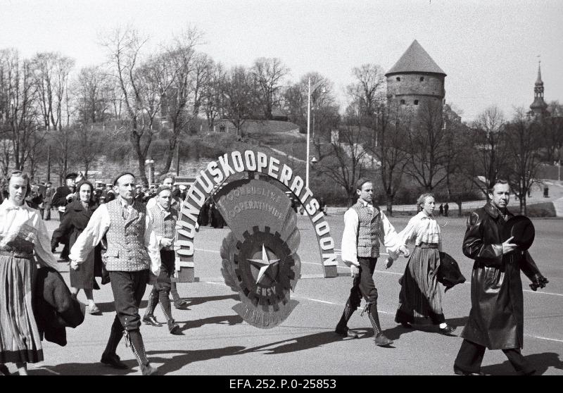 Employees of Tallinn on the 1st May demonstration.