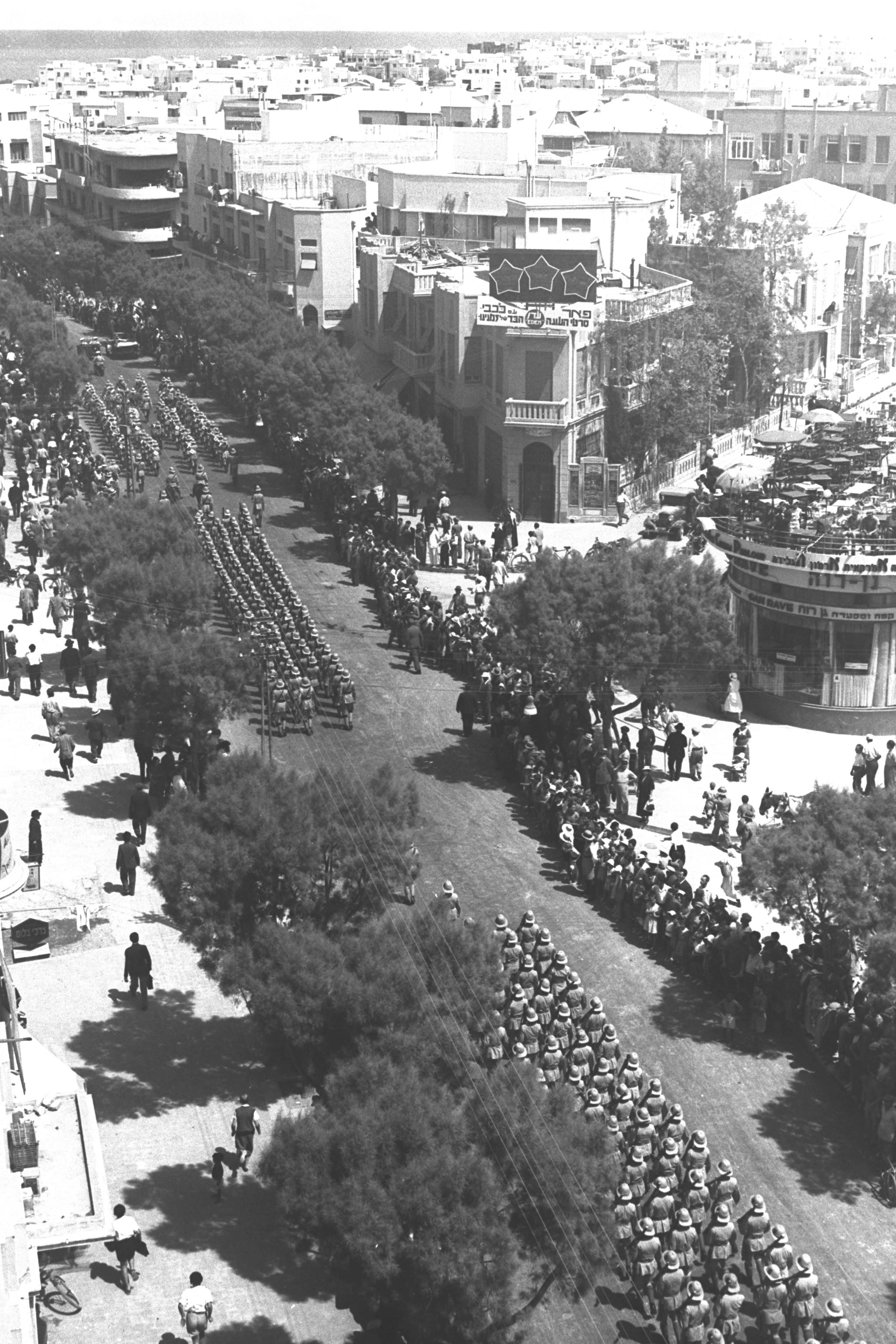 BRITISH TROOPS PARADING THROUGH ALLENBY STREET IN TEL AVIV, IN HONOR OF THE SILVER JUBILEE OF KING GEORGE V. חיילים בריטיים משתתפים במצעד לכבוד 25 שנוD22-021