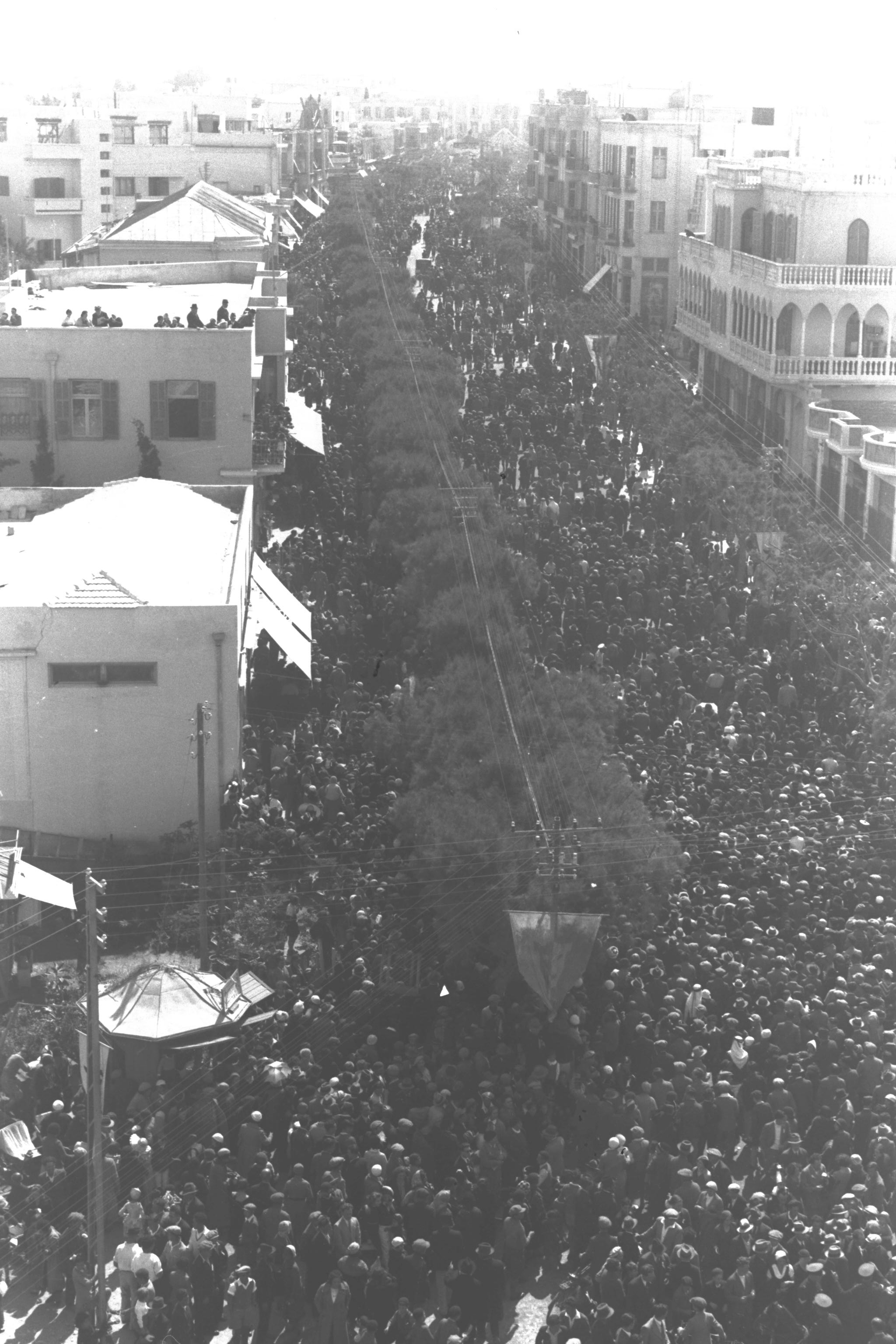 MASSES STREAMING THROUGH ALLENBY STREET DURING THE "ADLOYADA" PURIM PARADE IN TEL AVIV. פורים בתל אביב. בצילום, תהלוכת העדלאידע עוברת ברחוב אלנבי.D21-106