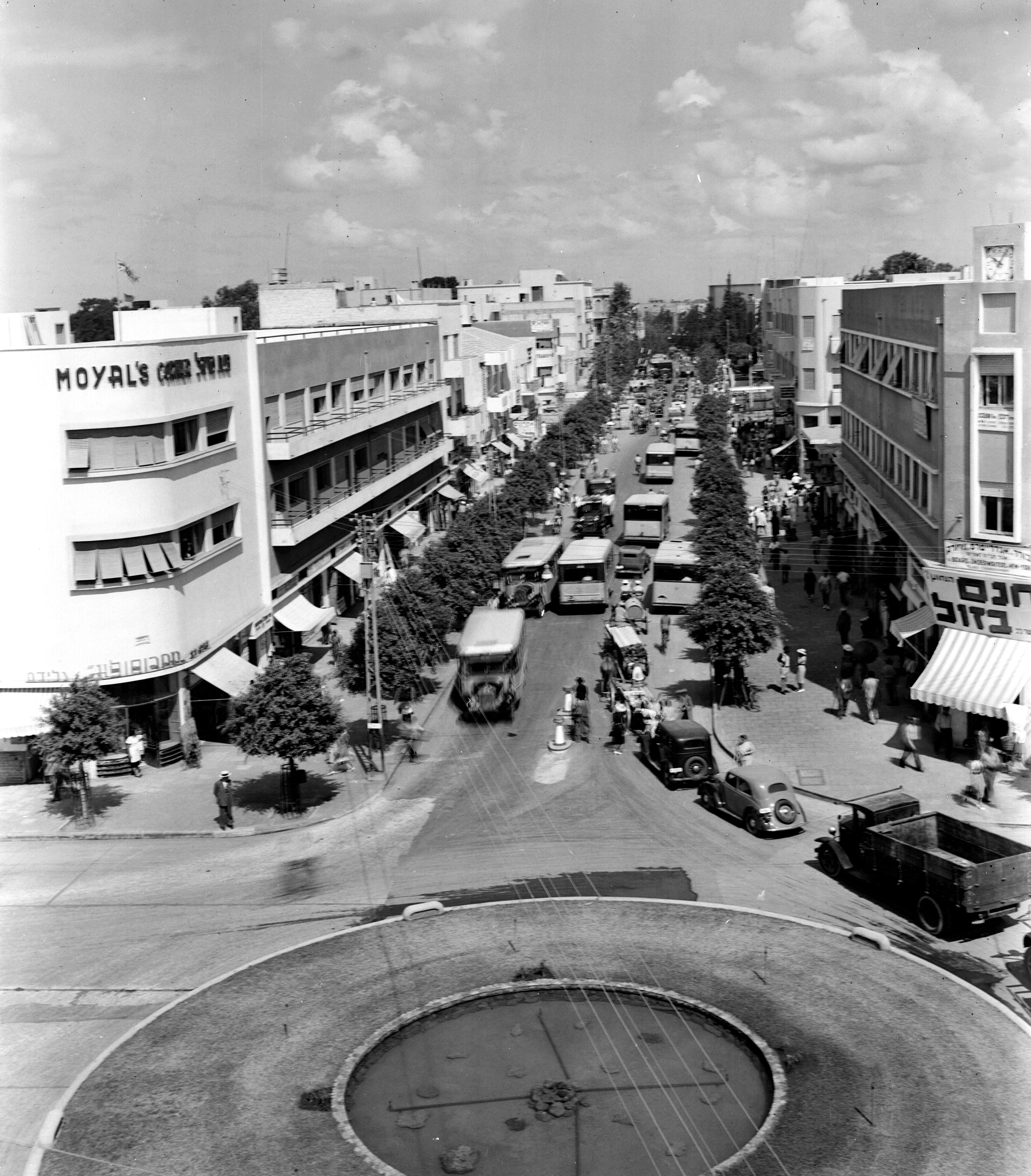 ALLENBY STREET IN TEL AVIV. רחוב אלנבי בתל אביב.D403-059