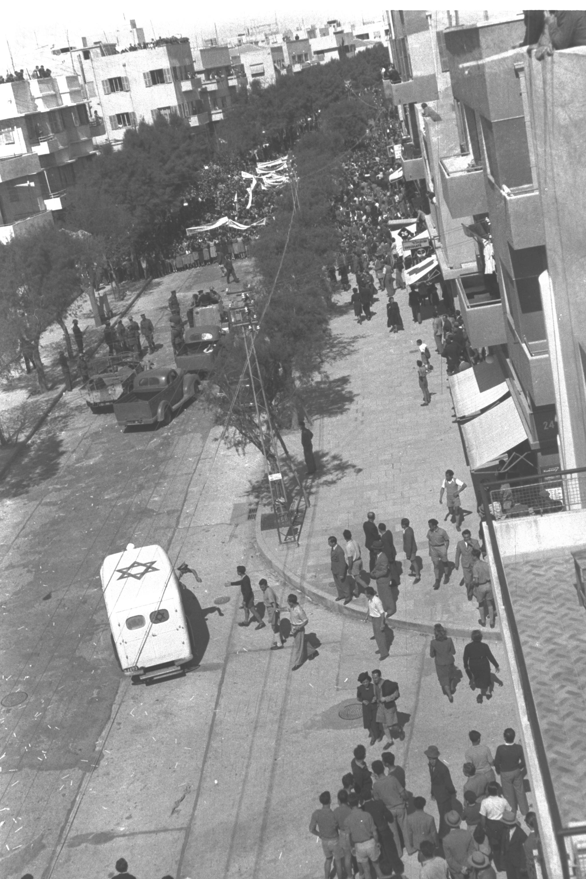 ALLENBY STREET IN TEL AVIV, DURING A PROTEST RALLY AGAINST THE BRITISH "WHITE PAPER" POLICY. רחוב אלנבי בתל אביב, בעת עצרת מחאה נגד מדניות "הספר הלבן"D21-050