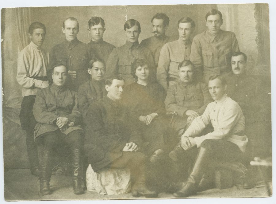 Grupp sõjaväelasi.