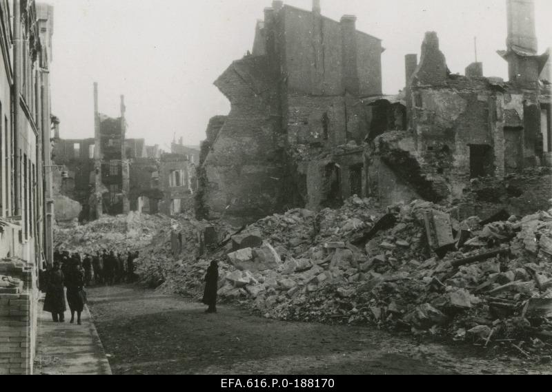 Ruins on the corner of Niguliste and Harju Street.