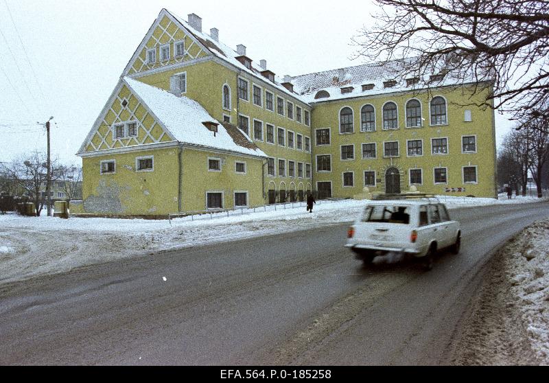 Pelgulinna Basic School on Cross Street.