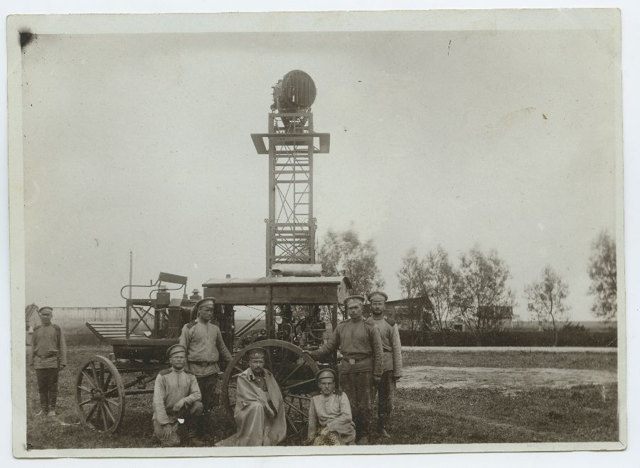 Tsaariarmee sõdurid helgiheitja ees.