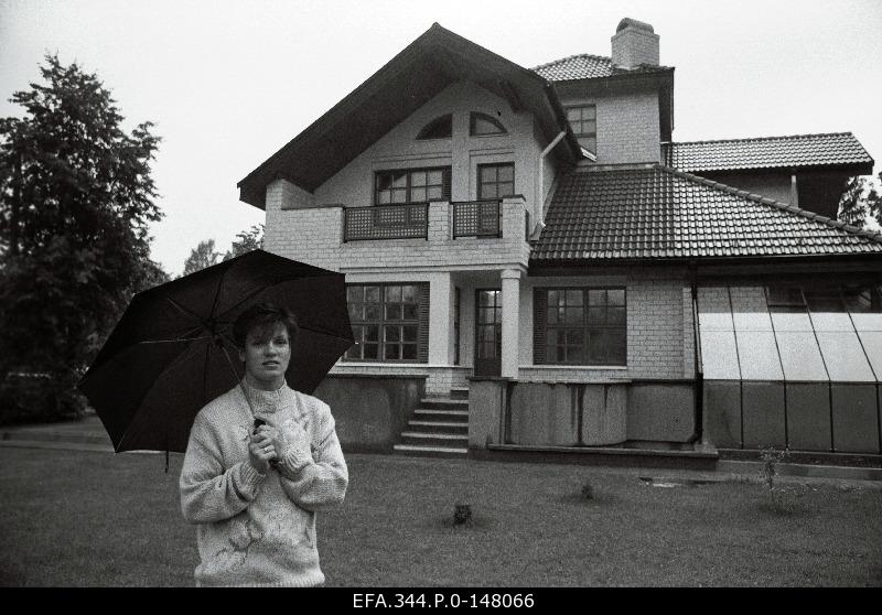 Erika Salumäe, the bicycle of the Solo Olympic winner, in front of the house built for his gift.