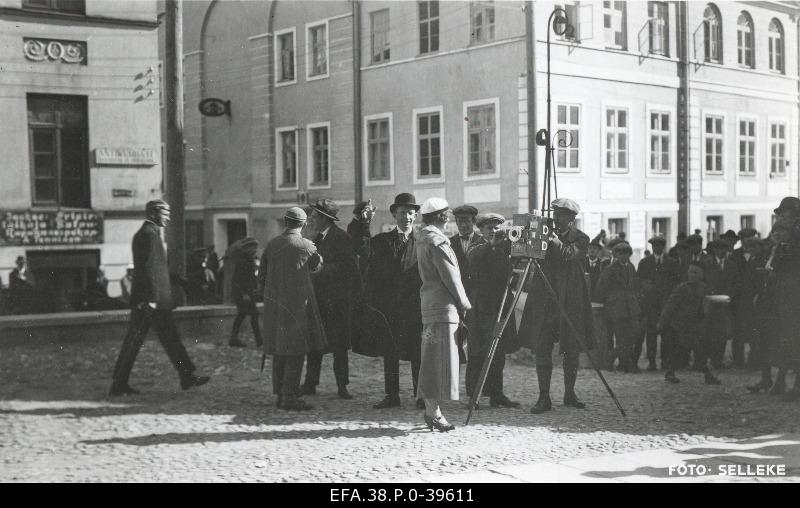 Film Young Snakes filming in front of the main building of the university.