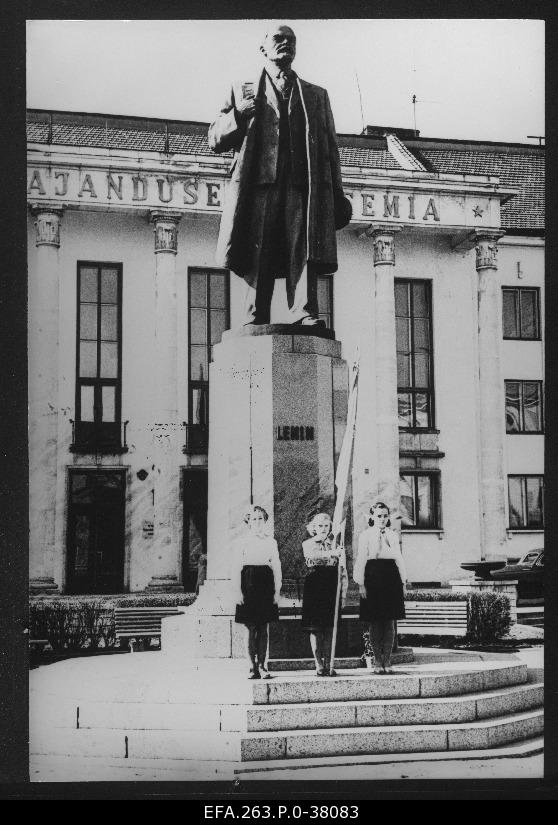 Pionier Honorary V.I. At the memorial pillar of Lenin.