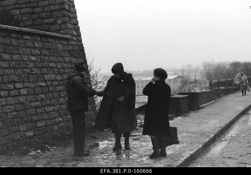 Document checking on the bridge of friendship between Narva and Ivangorod.