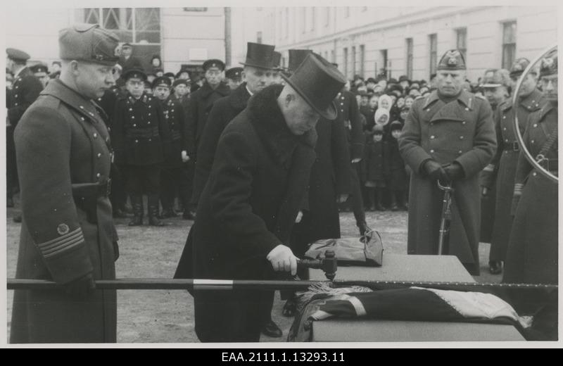 Celebration of the 20th anniversary of the Republic of Estonia in Tartu, Mayor Aleksander Tõnisson, nailing the flag of the 3rd Malevics of the Estonian Defence League