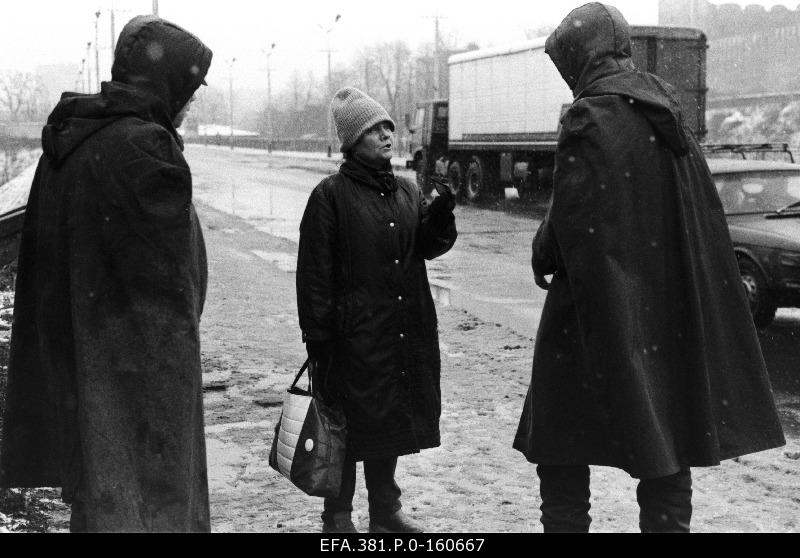 Document checking on the bridge of friendship between Narva and Ivangorod.