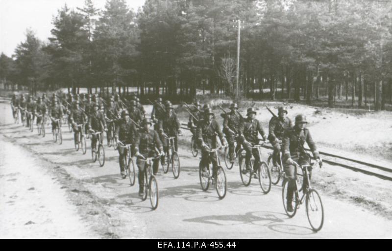 Military bikes on the journey to Tondi-Rahumäe.