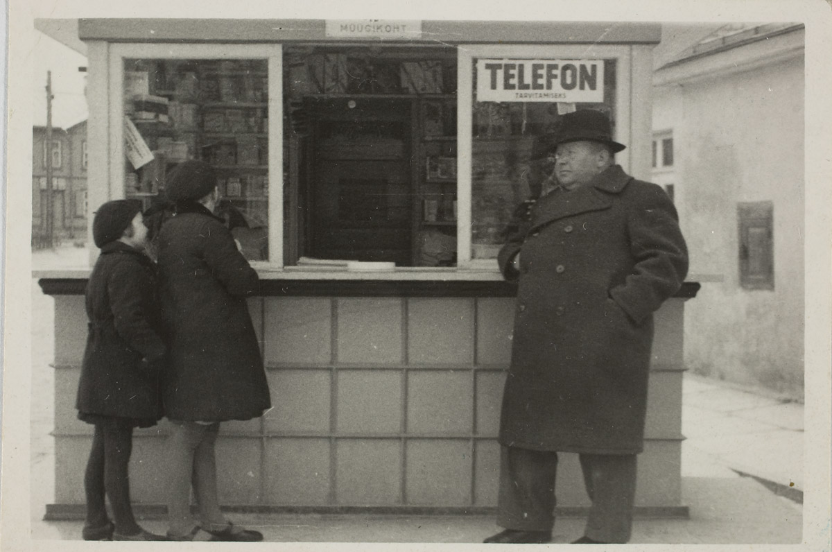 Johannes Leppman-Leppmaa oma ajalehekioski juures 1930.-35. aastal. Tallinn, Tartu maantee 50.