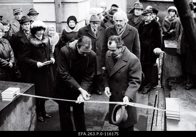 At the opening of the commemoration mark dedicated to the 350th anniversary of the first Estonian printing house, the first secretary of the Estonian City Committee Indrek Toome (better) and the Chairman of the Estonian Soviet Committee on Literature, Polygraphy and Library Trade, Lembit Kaik will pass the tape.