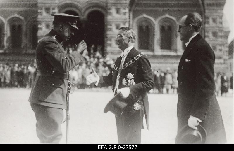 Ambassador of the Republic of Latvia Zarinš, Head of the Protocol at the invitation of Lepik, to submit the mandate to the Estonian Head of State o. Strandman.