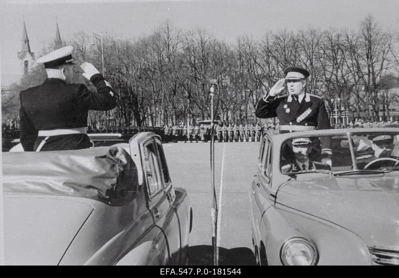 General Major Karl Source (best) on May 1st Paradise in the Victory Square, in the car (left) his adjutant Lieutenant Raoul Manni.