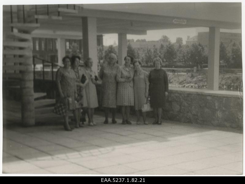 Tartu City Gymnasium of Daughters in 1929 The Philistines in front of the restaurant Kaunas