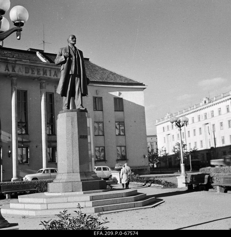 V. I. Lenin monument in front of the main building of the Estonian Academy of Agriculture.