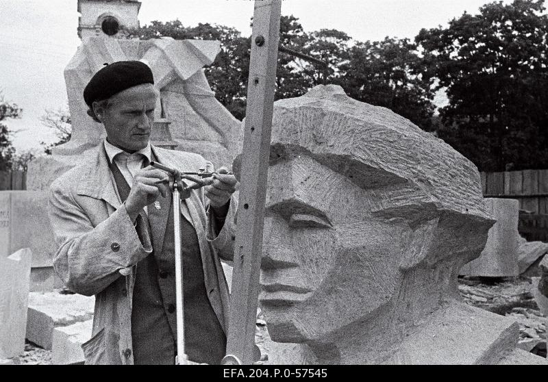 Tartu designer Endel Taniloo Saaremaa Workers in the 1919 resurrection of the Saaremaa dolomite to complete the sculpture.