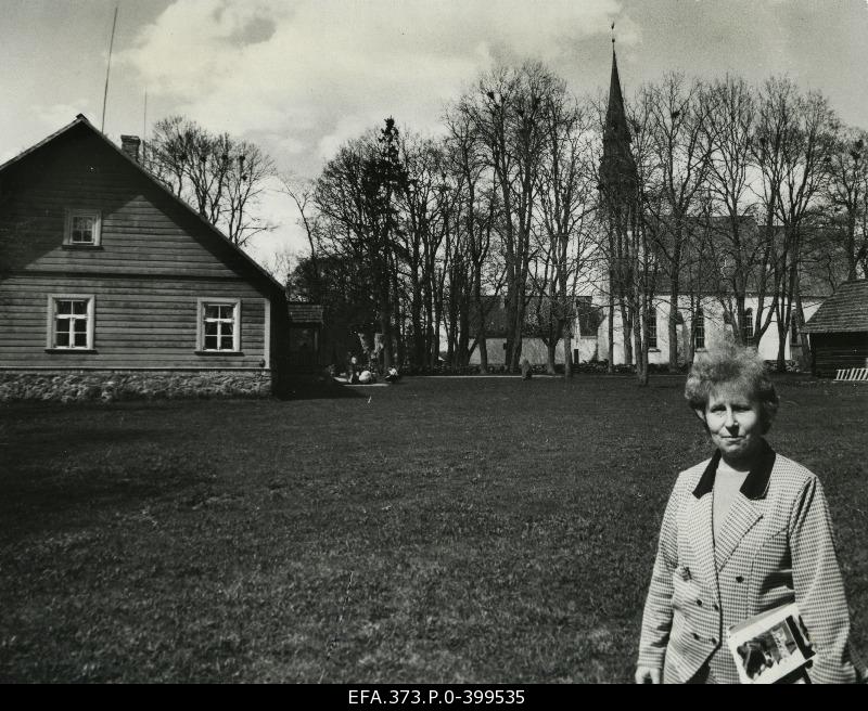 The methodology of the Oskar Lutsu Kihelkonna School Museum Marika Tekkel , the museum building, the pastorate and the Palamuse church.