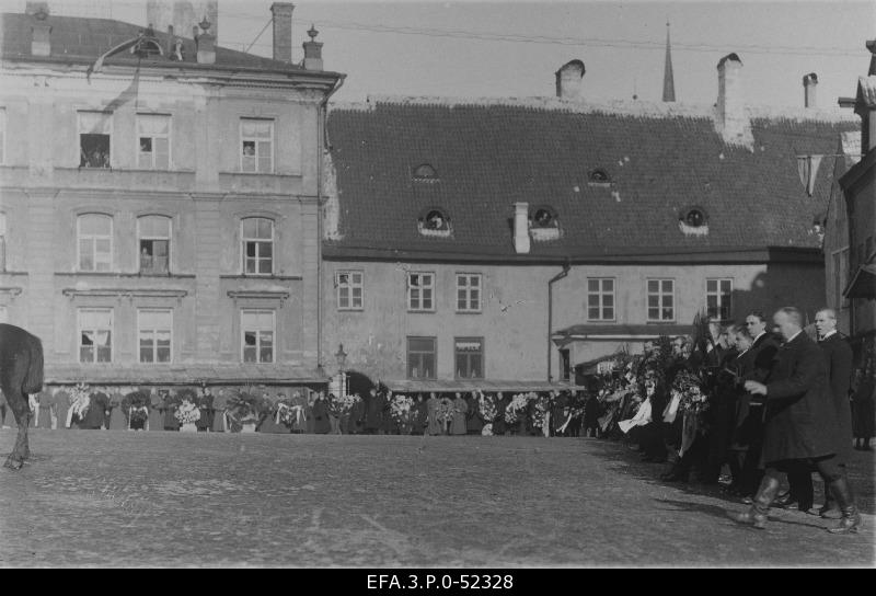 Former Foreign Minister Jaan Poska leinarong at the Raekoja square.