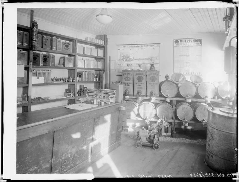 fotonegatiiv, Viljandi, Tallinna tn algus, Shelli tankla kauplus, sisevaade, 1930  foto J.Riet