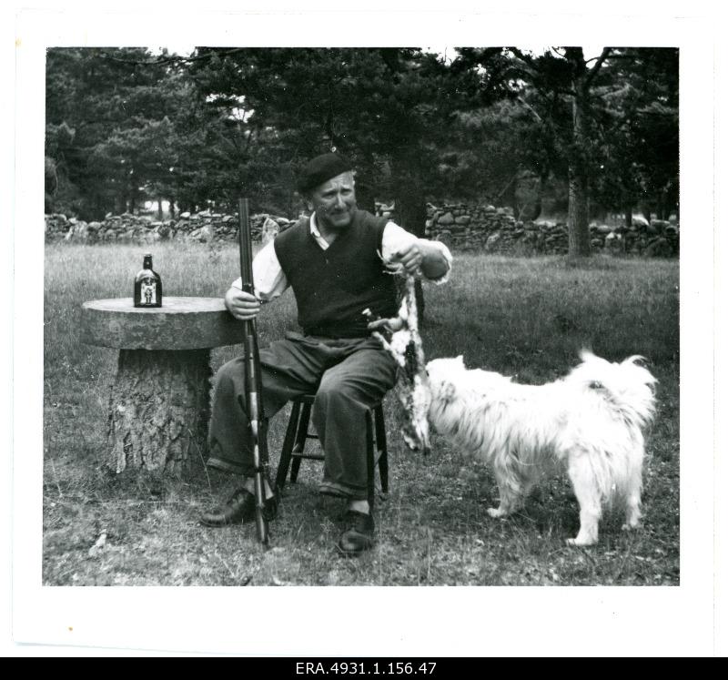 Voldemar Kures with dog, gun and hunting