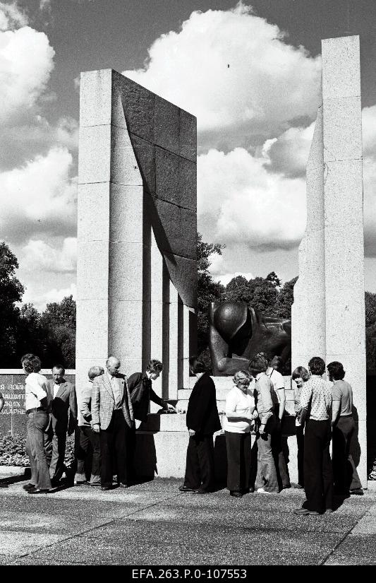 Participants from the star drive organised in the name of the 34th anniversary of Tartu release before starting the road in the Raadi Park at the memorial lobby.