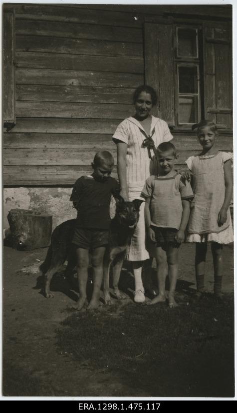 Lilla Fersen with children Britta, Arved and Kurt and the dog