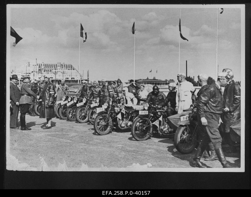 The participants of the international motorcycle starship "Olympic motorcycle starship in 1936" finished the Avus circle in Berlin. The head of the Estonian team Harri Pärkma welcomes the organisers of the starship, the Estonian Motor Sports Club Motosporter Savel Kletski is on the right.