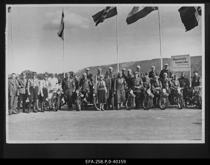 The participants of the international motorcycle starship "Olympic motorcycle starship in 1936" finished the Avus circle in Berlin. Estonian team: Fifth Left e. Kert, Savel Kletski, long-distance runner Martin, Verner Põlts, Voldemar Tomasov, Mrs. a. Tomasov, Reinhold Idnurm, Robert Maalberg, team leader Harri Pärkma, Alfred Valter, Jack Suidt, Johannes Tomson, Oskar Veldemann, sports Harald Nõmmik, William Hennok, Harald Perten, a. Schagal, Johannes Mannert, Mrs. Agnessa Männi-Kook and h. Sumberg.